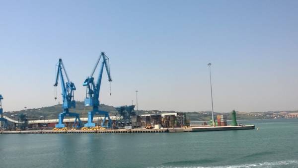 Porti: Ancona, operativa banchina 26 per navi container