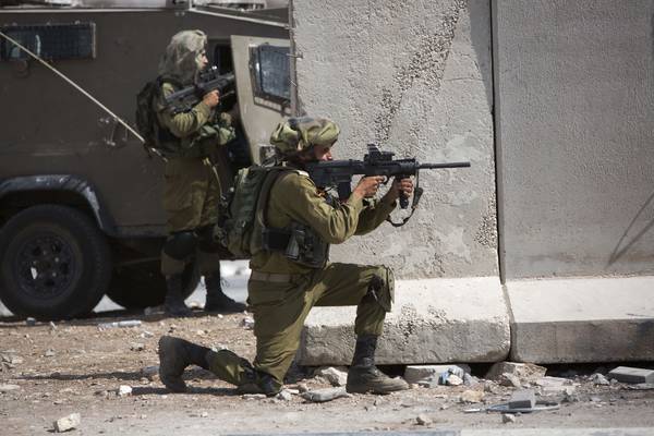 Un militare israeliano in azione sulla spianata delle Moschee
