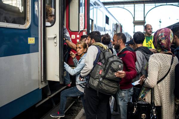 Rifugiati siriani salgono sul treno per Vienna