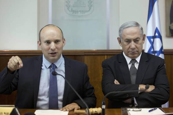 Il premier israeliano Benyamin Netanyahu (d) e il ministro dell'Istruzione Naftali Bennet (s)