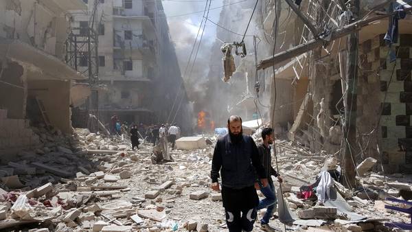 Devastazione dopo un bombardamento ad Aleppo (archivio)