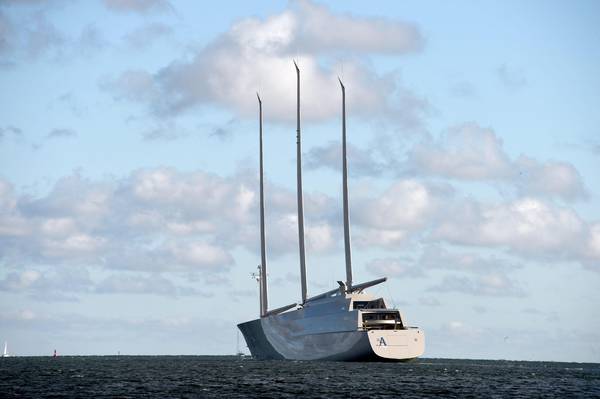 Test per uno yacht a vela lungo 143 metri a Kiel in Germania 