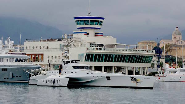 A Marina di Loano il trimarano Brigitte Bardot, unità di Sea Shepherd
