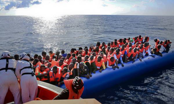 Migranti su un gommone soccorsi dalla nave Responder dell'Ong Moas (archivio)