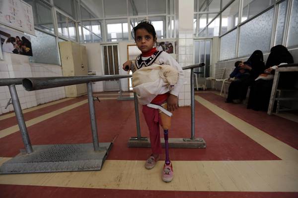 Una bimba ricoverata in un centro di riabilitazione di Sanaa