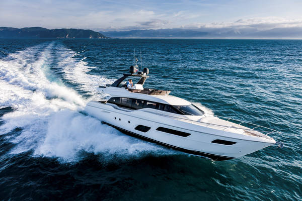 Nautica: Ferretti Yachts 700