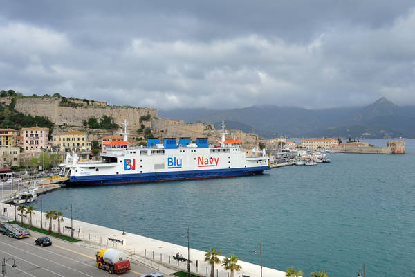 Traghetti: Blu navy, la nave Acciarello