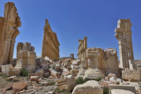 Alcuni dei danni lasciati dall'Isis al sito di Palmira
