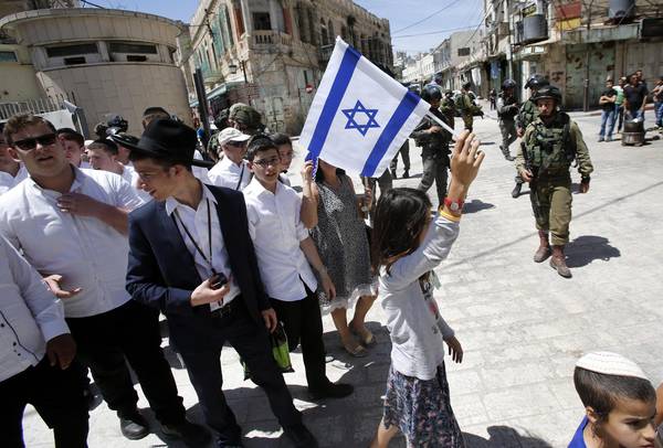 Coloni israeliani celebrano Pasqua ebraica