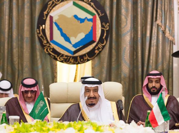 Il re saudita Salman (al centro) con il principe ereditario e ministro dell'Interno  Mohammed bin Nayef  (sinistra) e il secondo principe ereditario Mohammed bin Salman (destra)