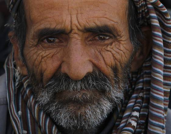 Un anziano in attesa di ricevere aiuti alimentari a Sanaa durante il Ramadan