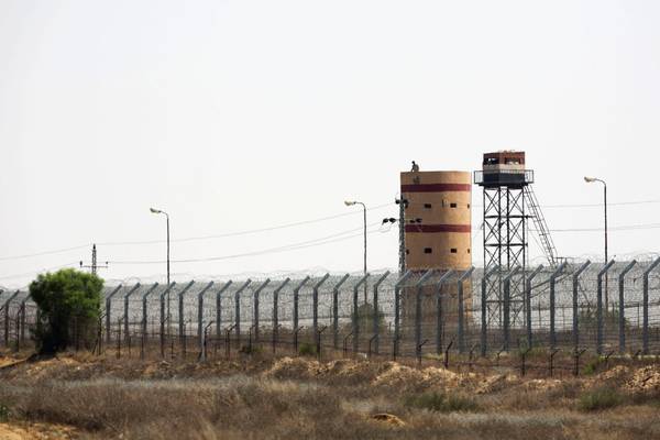 Una torretta di controllo sul confine tra Egitto e Israele al valico di Kerem Shalom (archivio)
