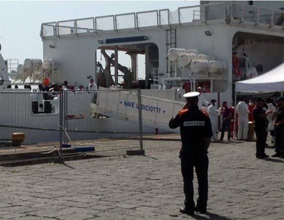 Migranti: corpi delle 10 donne morte giunti a Catania