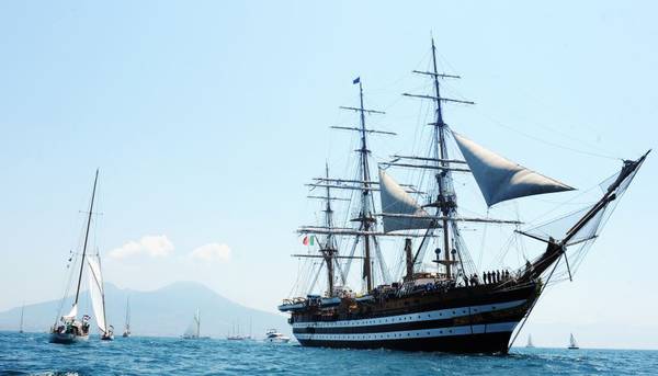 Vela: a Napoli barche d'epoca rendono omaggio alla Vespucci