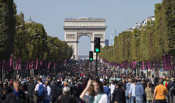 Gli Champs-Elysées senza auto (foto d'archivio).