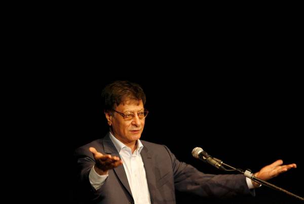Palestinian poet and journalist Mahmoud Darwish gestures during his show in Haifa [ARCHIVE MATERIAL 20070716 ]