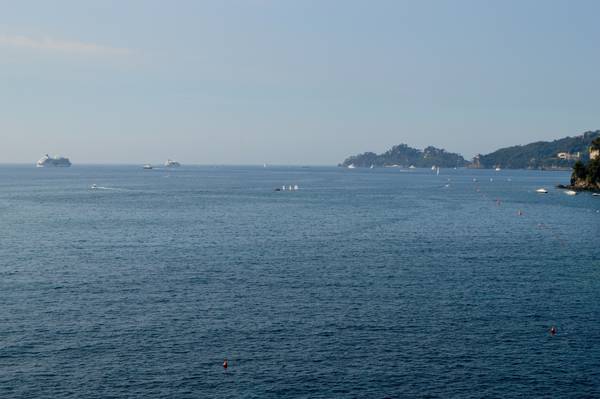 Prime navi davanti a Portofino