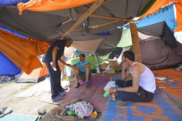 Migranti sulla parte serba del confine con l'Ungheria