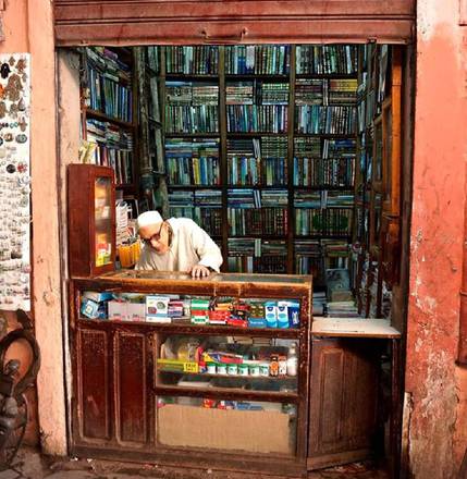 Un libraio a Marrakech (foto di Elena Veniani)