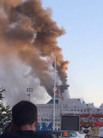 Incendio a bordo di una nave Moby Lines in porto Nizza
