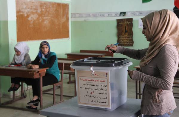 Una donna al voto in Giordania