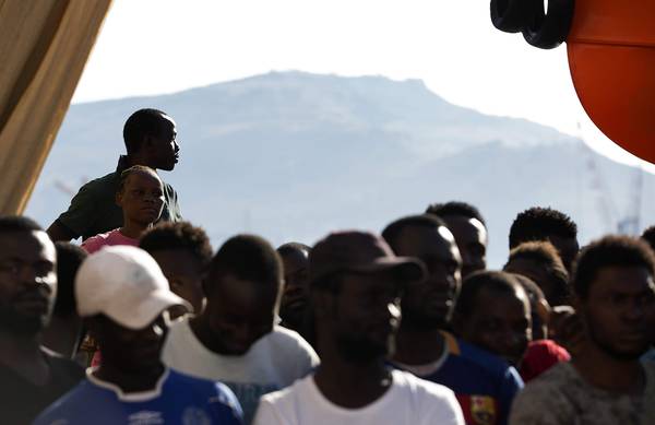 Un gruppo di migranti soccorsi congiuntamente dall'ong maltese Migrant Offshore Aid Station e la Croce rossa italiana