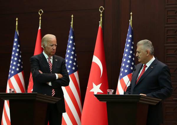 Il vicepresidente Usa Joe Biden ad Ankara con il premier  Binali Yildirim (destra)