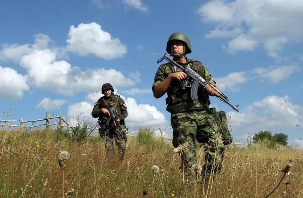Poliziotti e soldati serbi pattugliano il confine con la Bulgaria