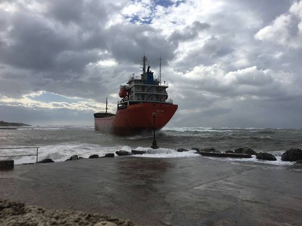 Maltempo: vento forte a Livorno,nave si incaglia sotto costa