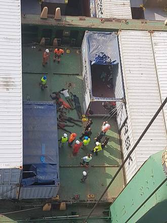 foto dei migranti nel container presa dalla pagina ufficiale in Twitter di APM Terminals del porto di Algesiras