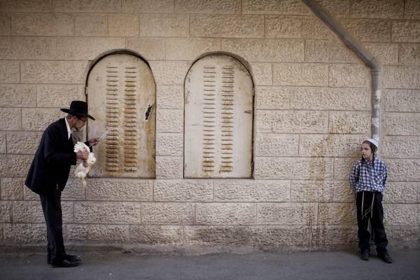 Ultra orthodox Jews perform Kaparot before Yom Kippur [ARCHIVE MATERIAL 20120923 ]