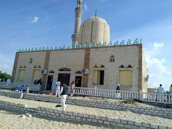La moschea nel Sinai colpita dall'attentato