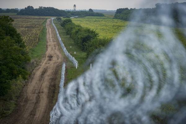 I muro anti-profughi, costruito lungo il confine tra Ungheria e Serbia