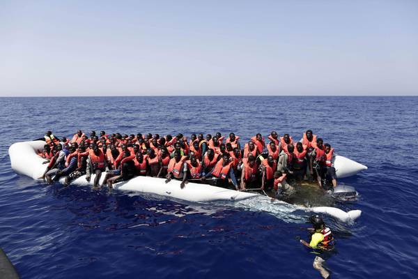 Gommone carico di Migranti nel Mediterraneo