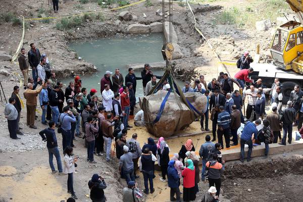 Gli archeologi al lavoro per recuperare il busto del colosso di Ramses II