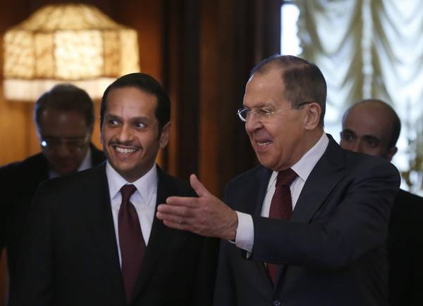 Il  ministro degli Esteri russo Lavrov con il suo omologo del Qatar Mohammed bin Abdulrahman al-Thani