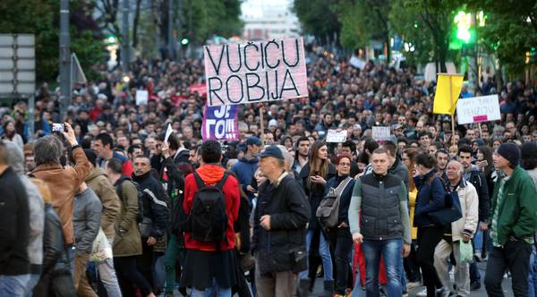 Manifestanti contro Vucic a Belgrado