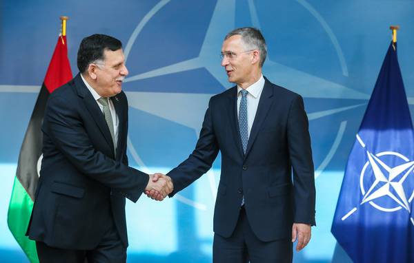 Il segretario generale della Nato Stoltenberg e il premier libico al-Sarraj