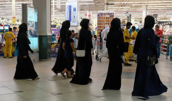 Corsa all'acquisto di scorte in un supermarket di Doha