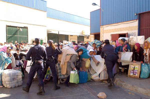 La ressa di ambulanti alla frontiera di Ceuta