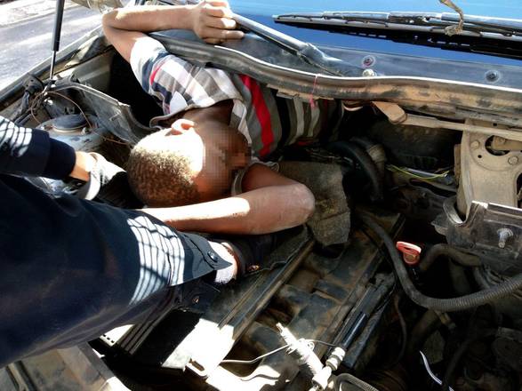 Uno dei quattro migranti nascosti nell'auto che ha sfondato a Melilla