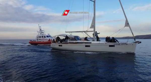 Imbarcazione con migranti intercettata nelle acque Salento [ARCHIVE MATERIAL 20170209 ]