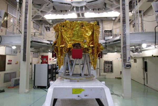 La sonda lunare israeliana Bereshit al suo arrivo a Cape Canaveral. Crediti: space.IL e Industria aerea israeliana (IAI)