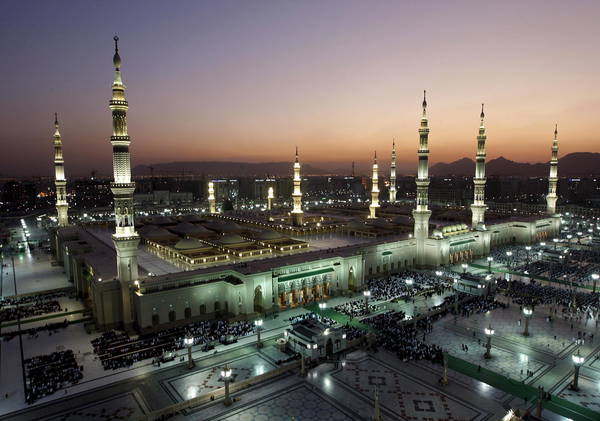 Saudi Arabia suspends religious tourism due to coronavirus