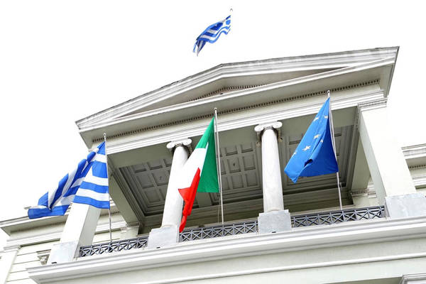 La bandiera italiana al ministero degli Esteri greco