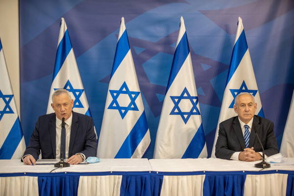 Israeli Prime Minister Benjamin Netanyahu (R) and Alternate PM and Defence Minister Benny Gantz