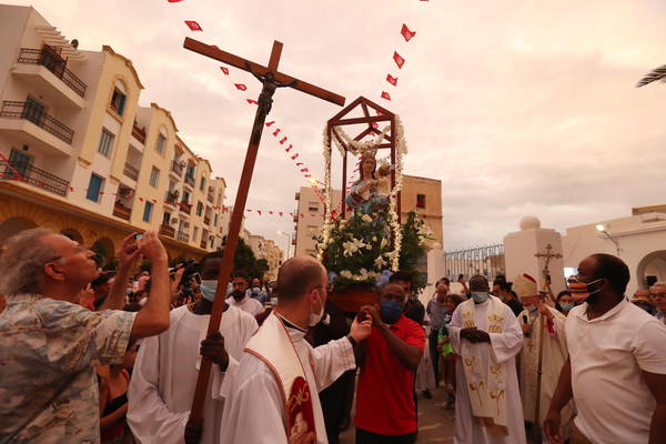 Processione della Madonna di Trapani fuori dalla chiesa di La Goulette, a Tunisi