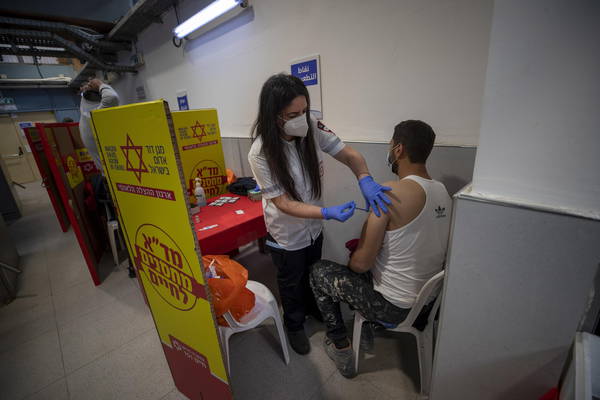 Vaccination campaign for Palestinian workers by Israel at Hashmonaim crossing