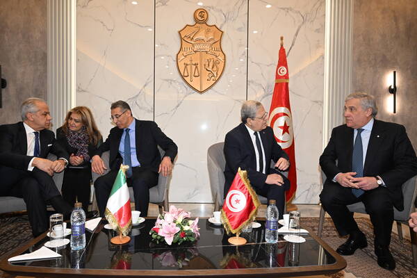 Italian FM sollecita sforzi congiunti con la Tunisia sull’economia della migrazione