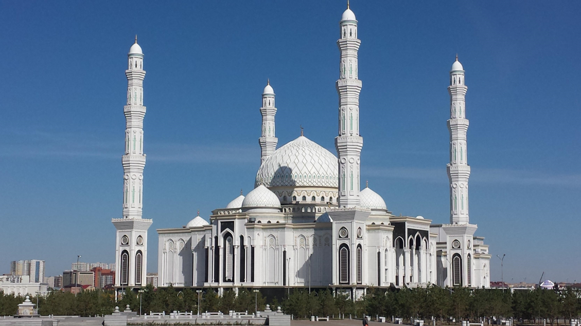La splendida moschea bianca vicino a piazza Indipendenza ad Astana